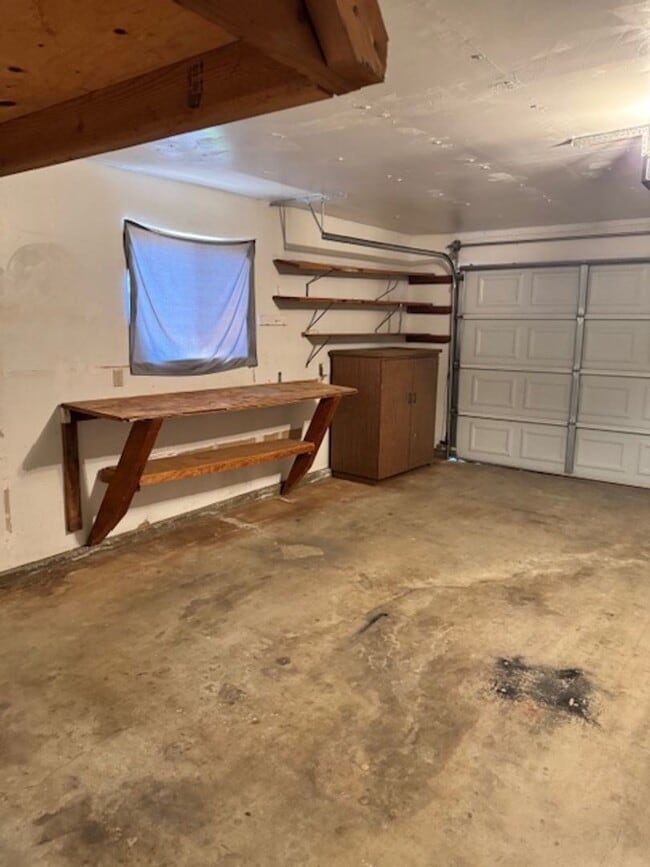 Building Photo - Arroyo Manor 3 Bedroom- with bonus room and 2 car garage!