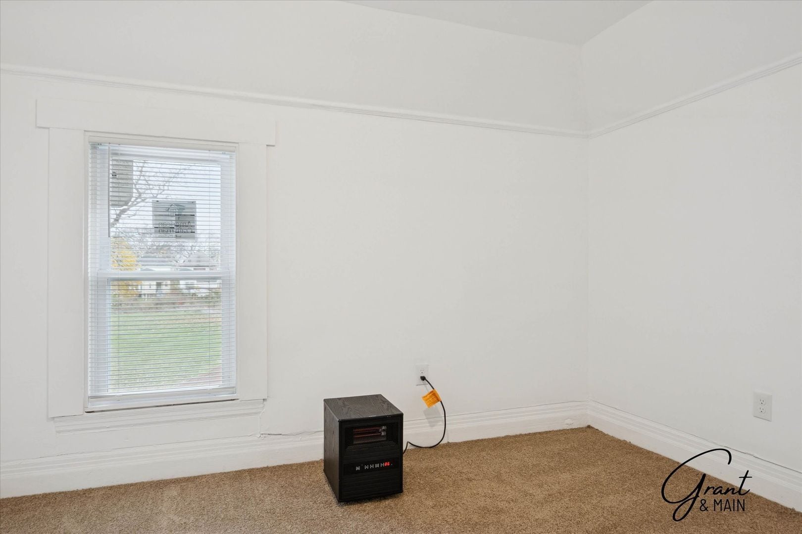 Building Photo - $1200 3 bedrooms