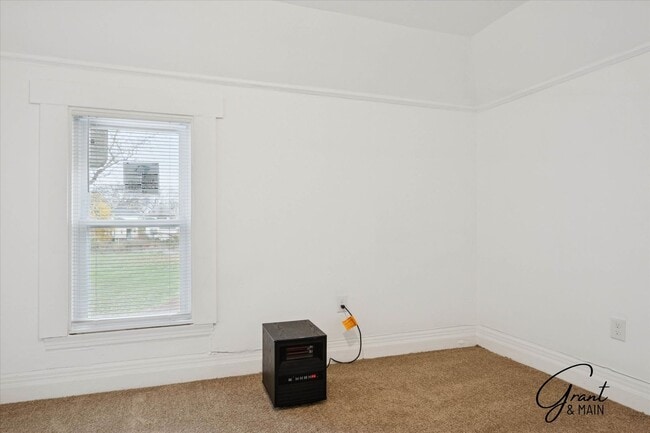 Building Photo - $1200 3 bedrooms