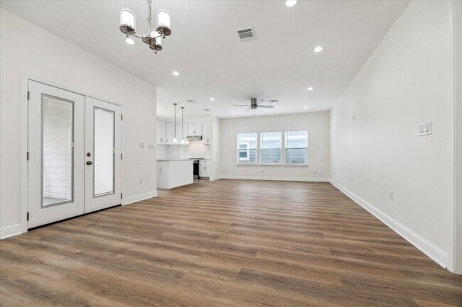 Building Photo - 915 E 37th St