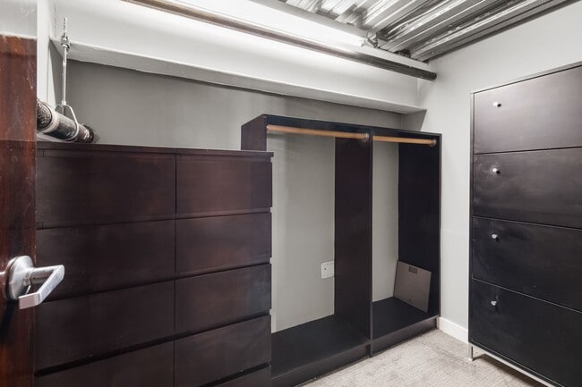 Building Photo - Spacious 2br loft with in-unit laundry and...