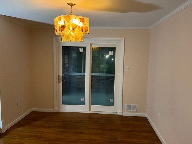 Building Photo - Very well maintained 4BR 2.5BA 5 level spl...