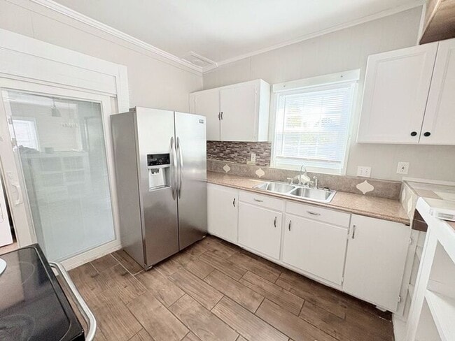 Building Photo - 533 Broadway St