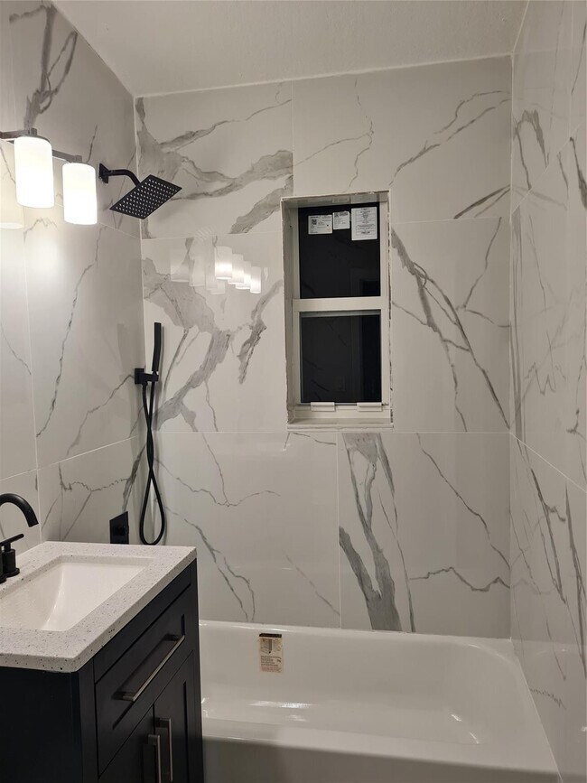 Building Photo - 4390 NE 15th Terrace