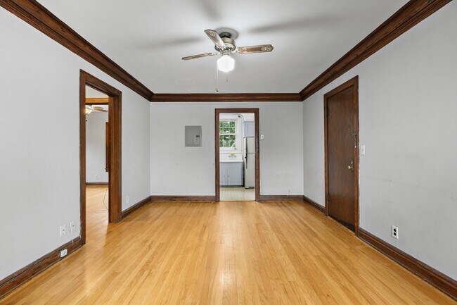Building Photo - 833 Midland St