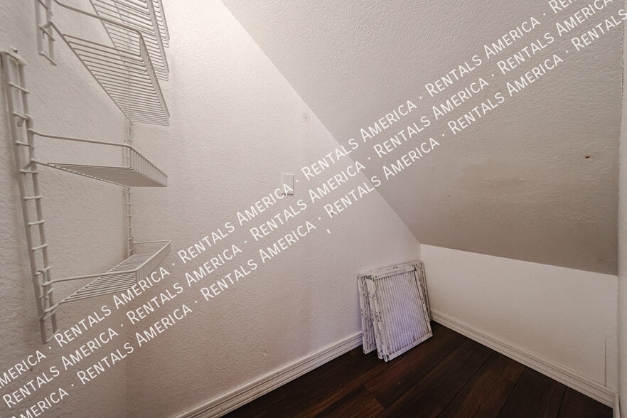 Building Photo - 6126 E Juniper Ave