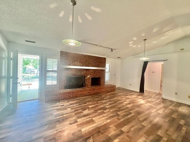 Building Photo - Freshly paint! No Carpet! Barn/Garage! Fir...