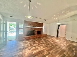 Building Photo - Freshly paint! No Carpet! Barn/Garage! Fir...