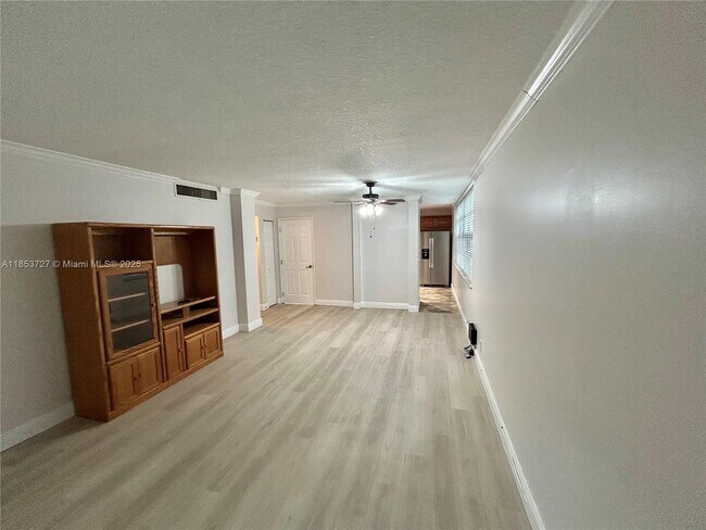 Building Photo - 9410 Live Oak Pl