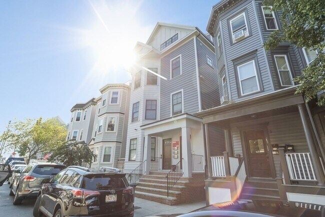 Building Photo - 719 E 2nd St