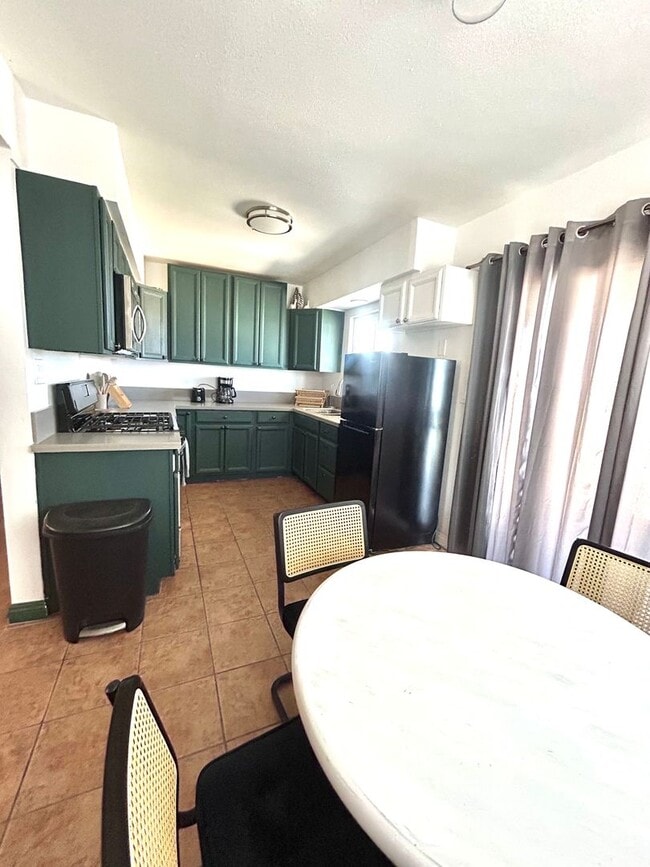 Building Photo - 4 Bedroom 2 Bathroom Home in Quiet Neighborhood