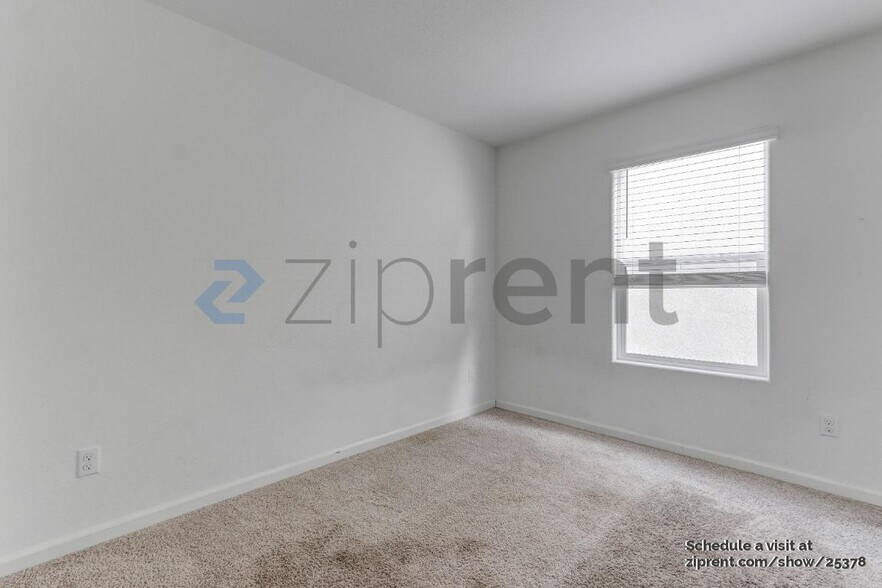 Building Photo - Unit