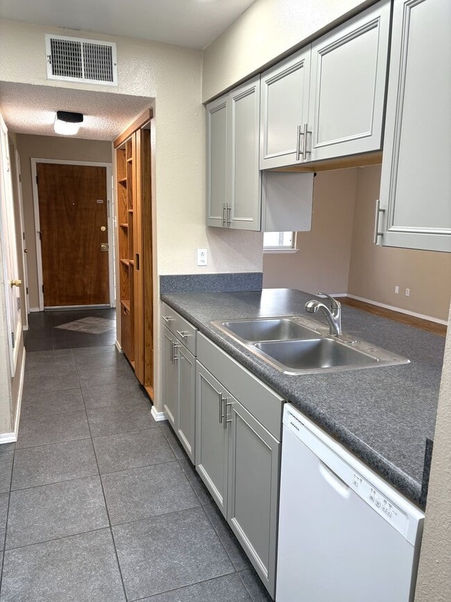 Building Photo - Beautiful 5 Bedroom NE Heights Home With B...