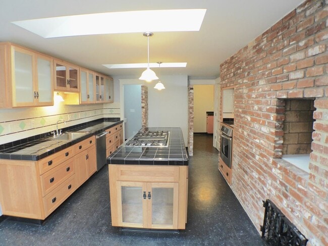 Building Photo - One Bedroom, One and a Half Bath Home in S...