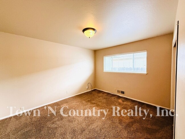 Building Photo - 3 Bedroom South Salinas Home!