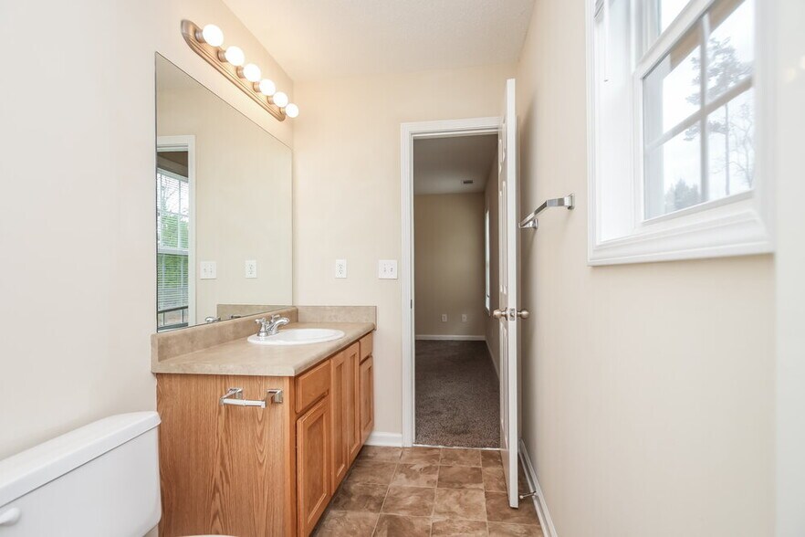 Building Photo - 43 Thorn Thicket Way