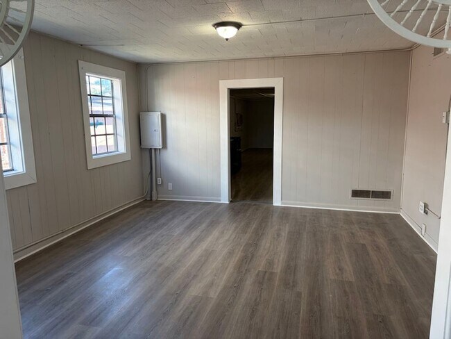 Building Photo - 6139 Belcrest St