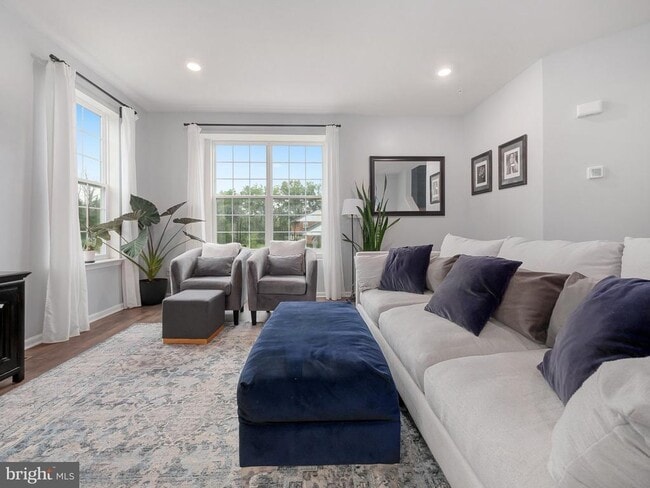 Building Photo - 131 Edgewater Ct