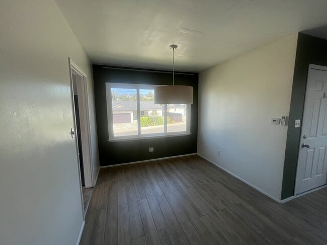 Building Photo - 1735 Parrot St