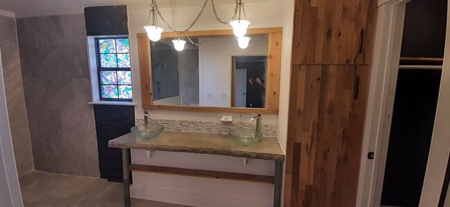 Building Photo - 156 Bailey St