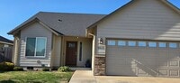 Building Photo - Beautiful & Spacious 3 Bed 2 Bath Directly...