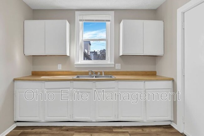 Building Photo - 793 E Starr Ave