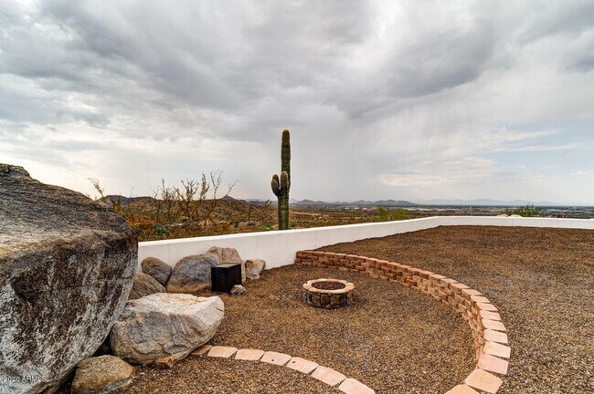 Building Photo - 301 E Jomax Rd