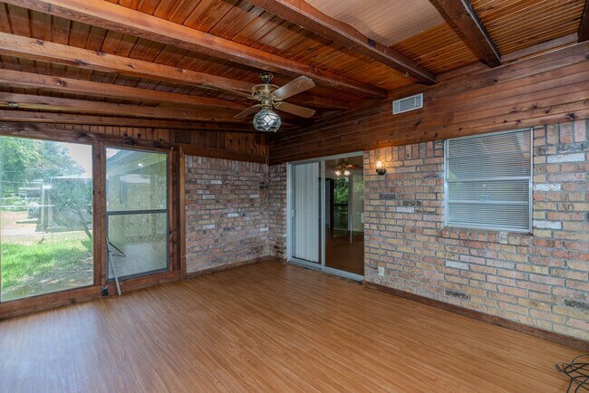 Building Photo - 450 Norvell St