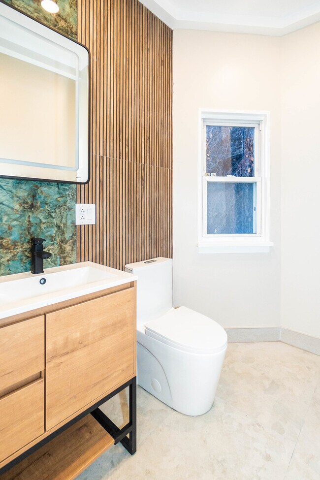 Building Photo - 1032 W Dakin St