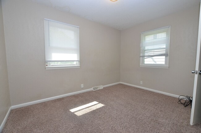 Building Photo - Cute Move-in Ready Duplex!