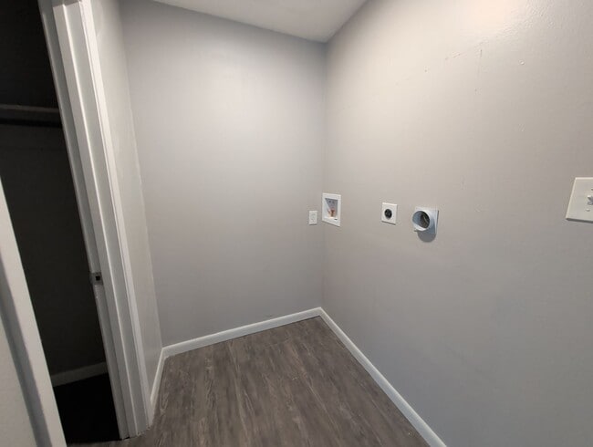 Building Photo - Updated Brookridge Townhome Available Now