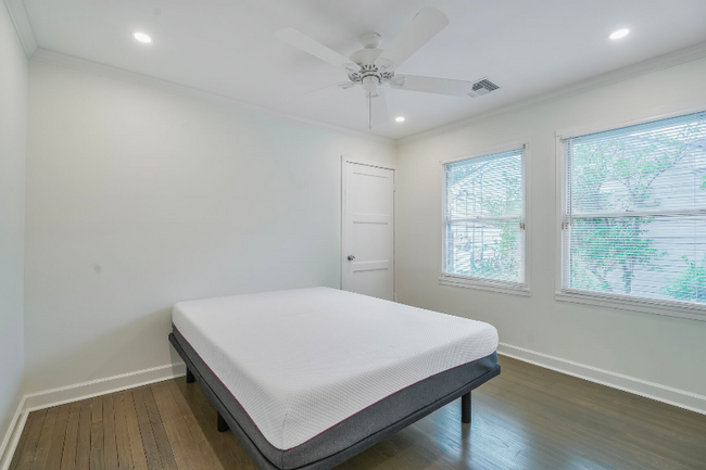 Building Photo - 555 Honore Dr