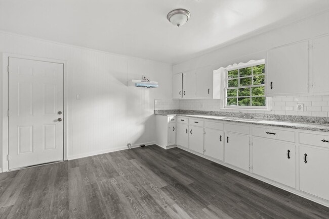 Building Photo - Charming 3 Bedroom, 2 Bathroom house