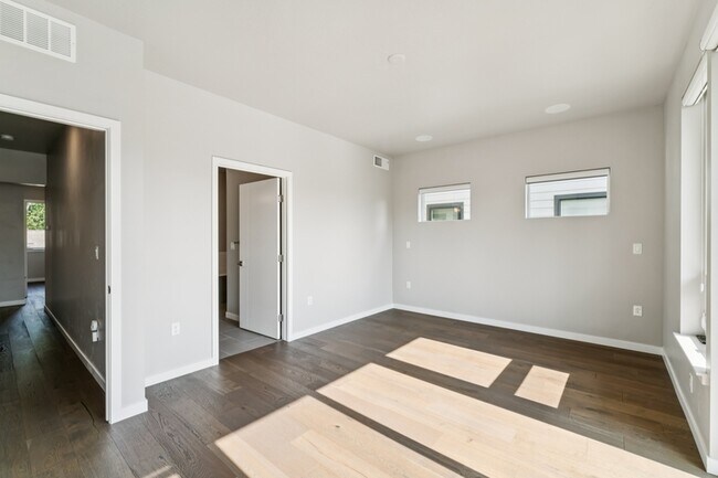 Building Photo - 3520 N Prospect Ln