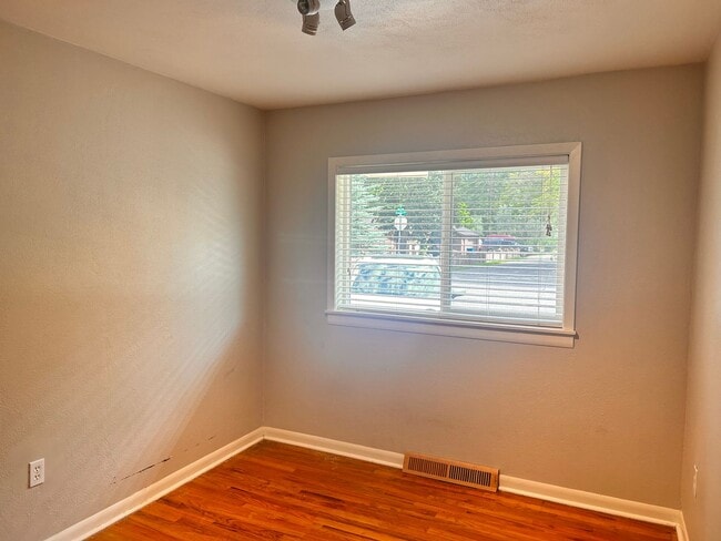 Building Photo - 4 Bedroom, 2 Bathroom in the Lower Rattles...
