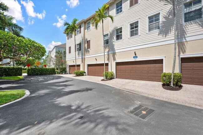 Building Photo - 335 E Thatch Palm Cir