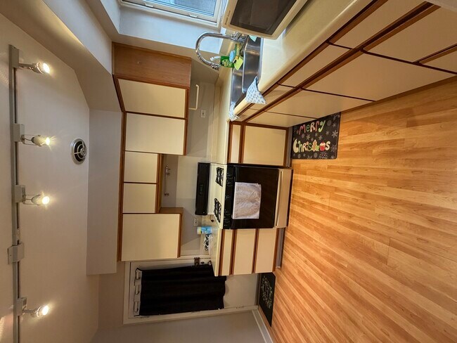 Building Photo - 7400 N Sheridan Rd