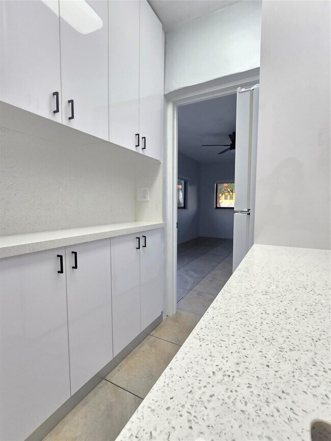 Building Photo - 5020 E 10th Ave