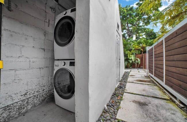 Building Photo - 524 NW 35th St