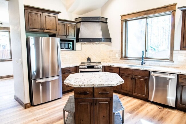 Building Photo - Beautiful 5 Bedroom Flagstaff Home