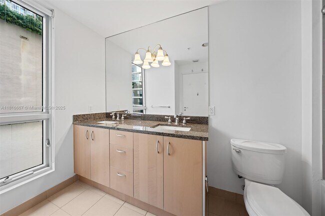 Building Photo - 300 S Biscayne Blvd