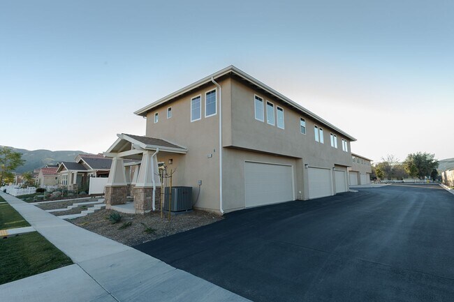 Building Photo - Loft Style of Living in Piru