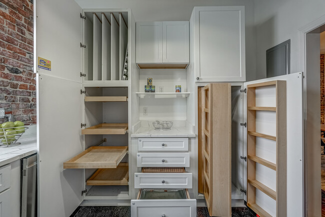 Kitchen with ample storage - 719 N Meadow St