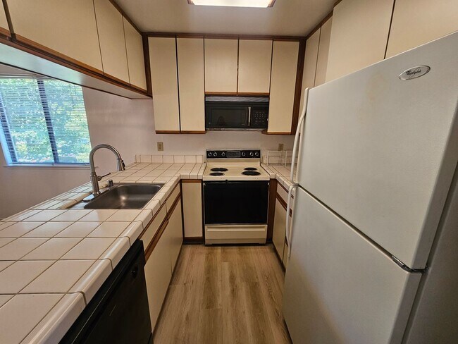 Building Photo - Great Location.... Gorgeous 2 Bedroom 2 Bath End Unit Condo in North San Jose