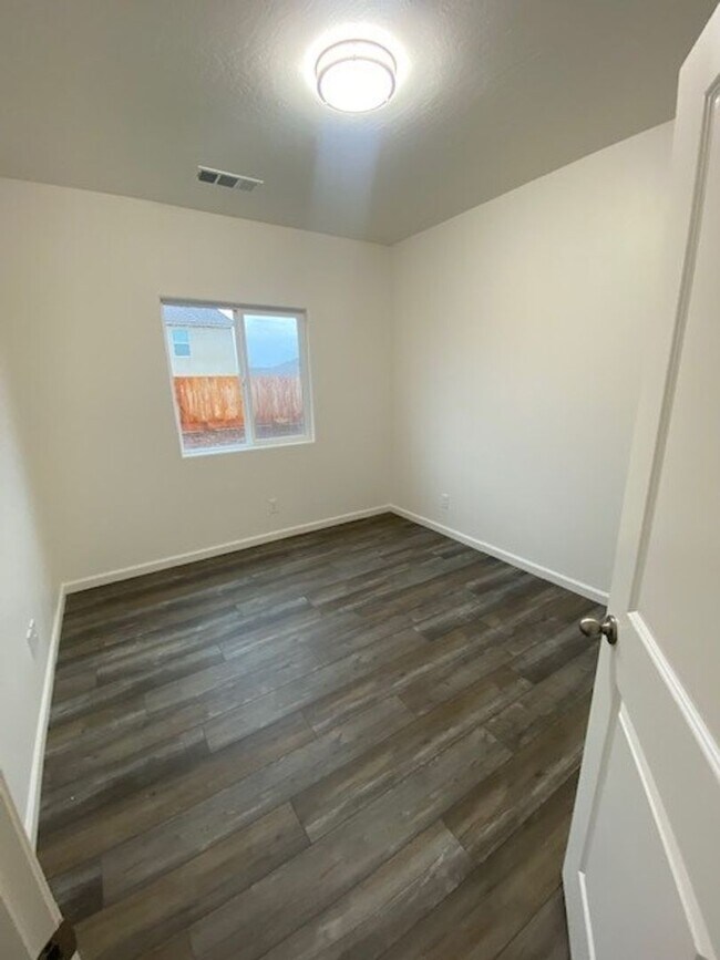 Building Photo - 3928-3928 S Burke St