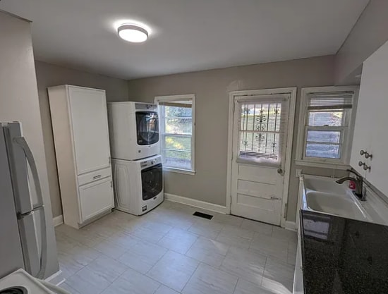 Building Photo - 3211 Pinewood Ave