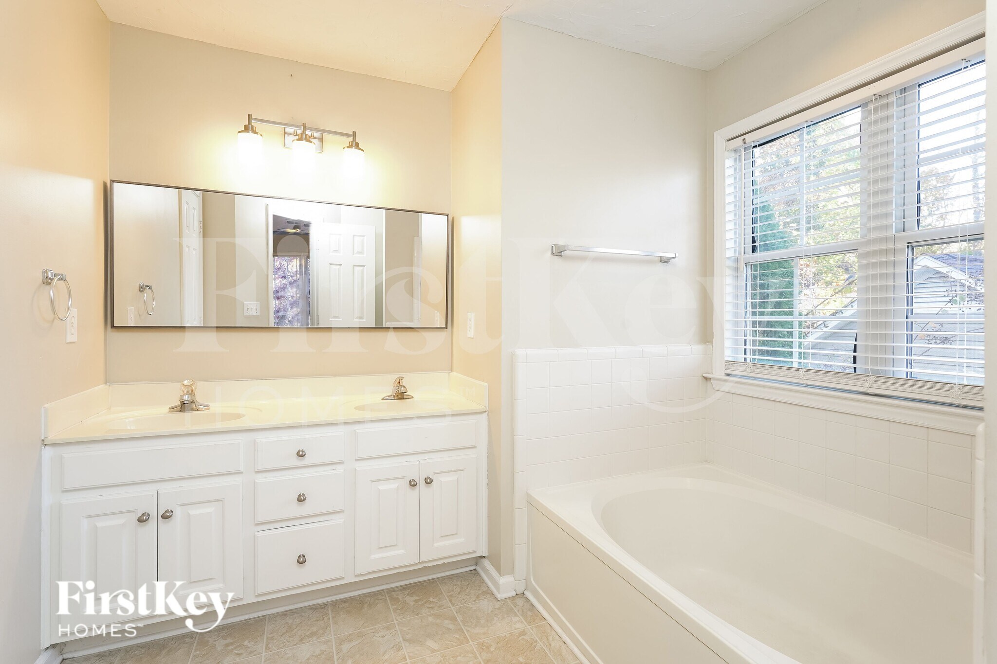 Building Photo - 3121 Southhampton Dr