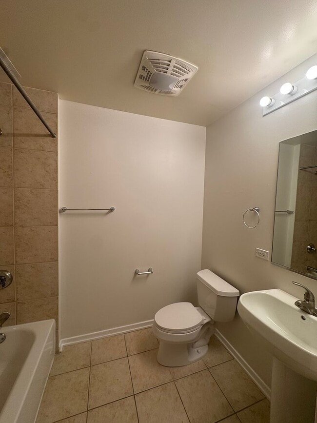Building Photo - Luxury Living by the Lake | 2BR/2BA Condo in Uptown Chicago - Available August 1st!