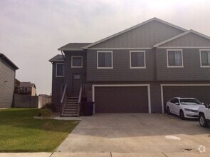 Building Photo - Beautiful, spacious townhouse for rent