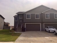 Building Photo - Beautiful, spacious townhouse for rent